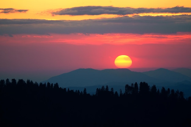 Free photo sequoia national park at sunset with mountain ridge