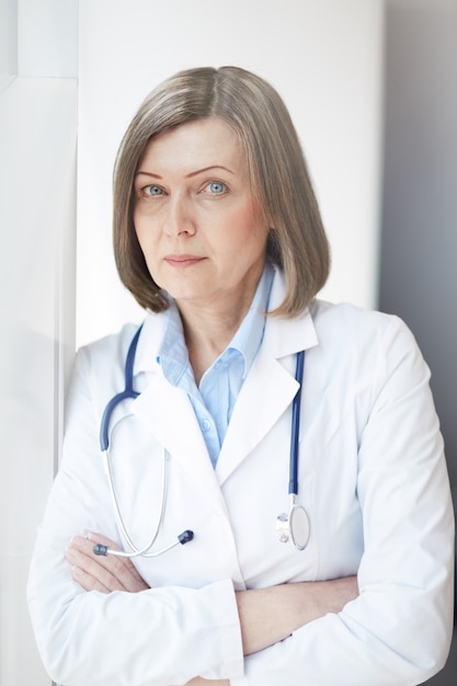 Free photo serious doctor with crossed arms