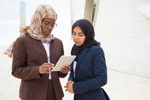 Free Photo serious muslim business woman explaining project detail