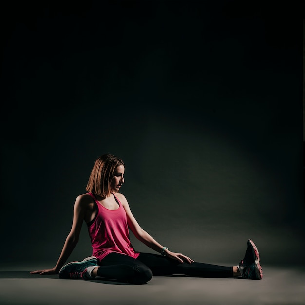 Free photo serious woman flexing in studio