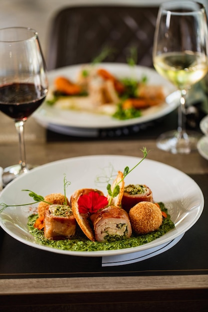 Free photo served food on dining table during lunch time in a restaurant