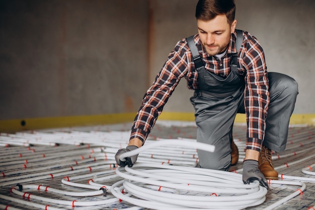 Free photo service man instelling house heating system under the floor