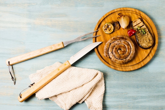 Free photo serving of grilled sausages and vegetables