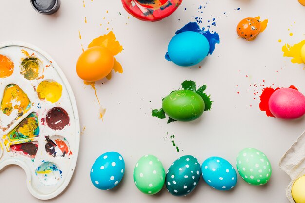 Free photo set of easter eggs near palette