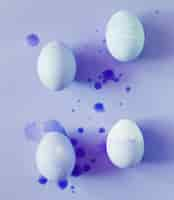 Free photo set of easter eggs between splashes of dye liquid