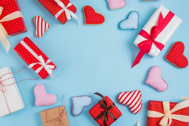 Free Photo set of gift boxes and toy hearts 