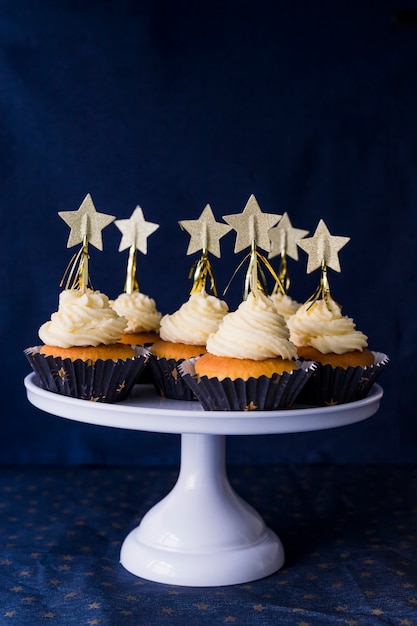 Free photo set of tasty cakes with butter cream and stars on stand