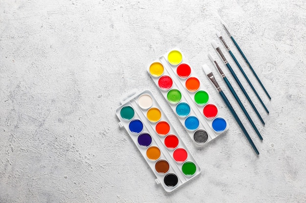 Free photo set of watercolor paints and paintbrushes for painting.