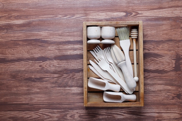 Free photo set of wooden kitchen utensils,top view