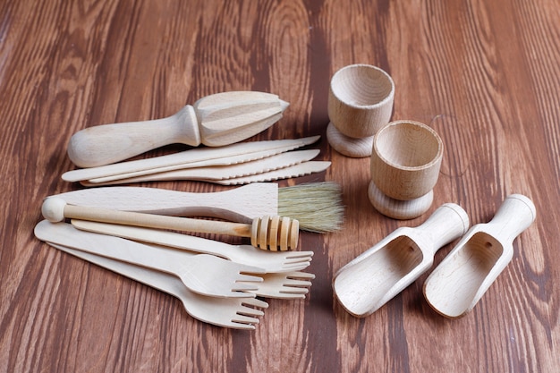 Free photo set of wooden kitchen utensils,top view