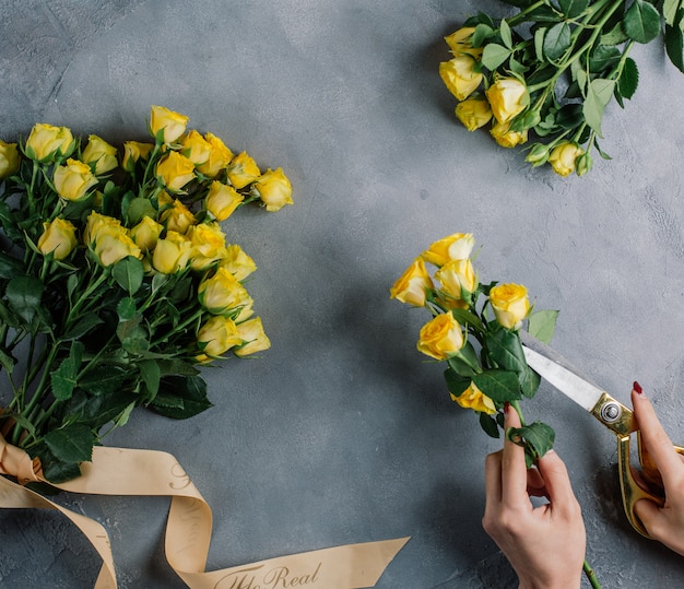 Free photo set of yellow roses bouquets on the table