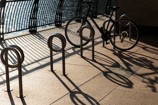 Free photo shadows made by daylight in the city with architecture