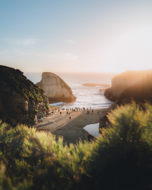 Free photo shark fin cove gleaming under the sun rays in davenport, usa