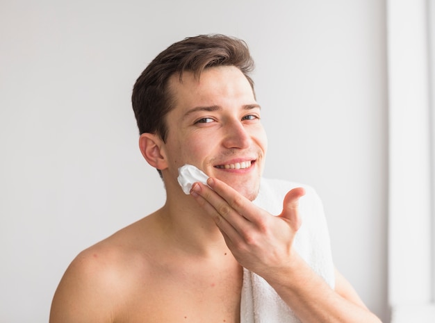 Free photo shaving concept with attractive man