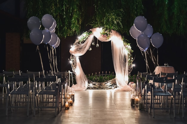 Shine wedding altar for newlyweds stands on the backyard decorated with balloons 