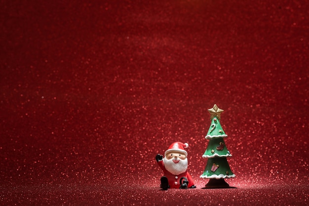 Free photo shiny background with santa claus and a christmas tree