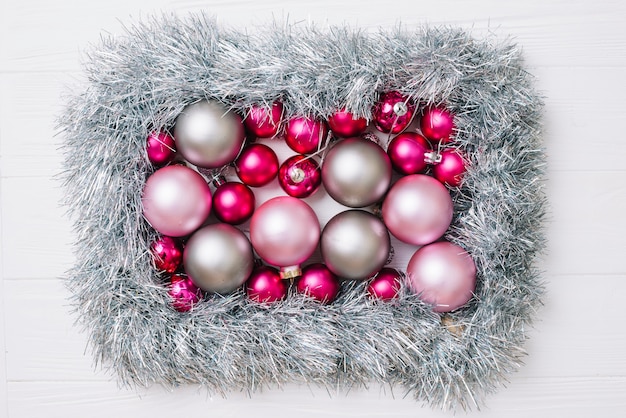 Free photo shiny baubles in grey frame from tinsel