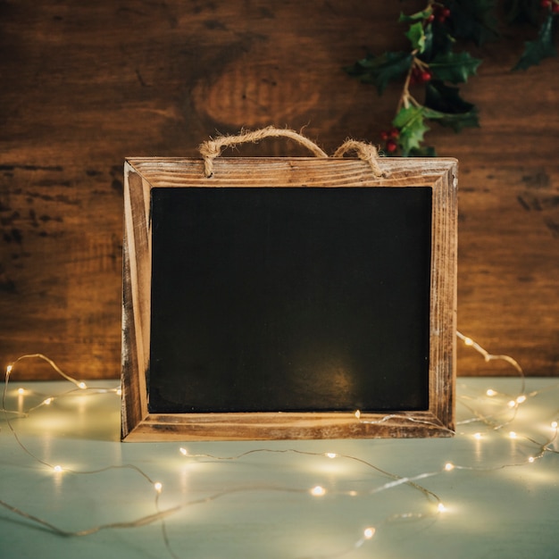 Free photo shiny christmas composition with slate