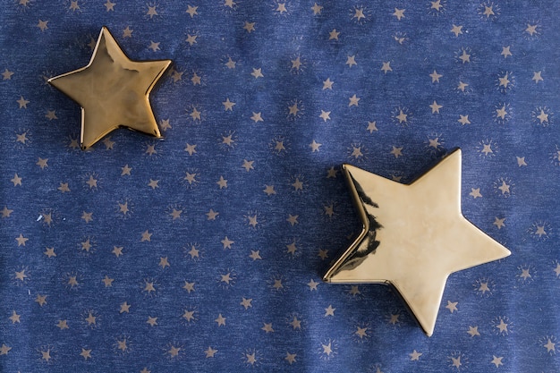 Free photo shiny stars on blue table