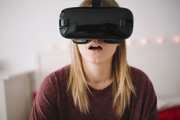 Free photo shocked woman wearing vr glasses