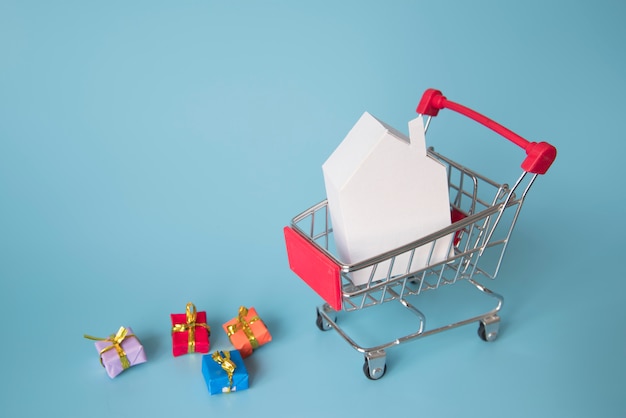 Free photo shopping cart miniature with mini presents