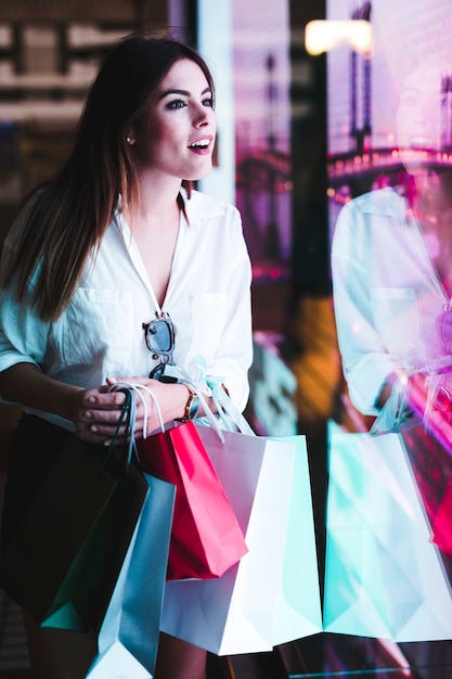 Free photo shopping girl looking at store window