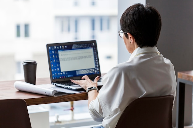 Short haired business woman working on her computer