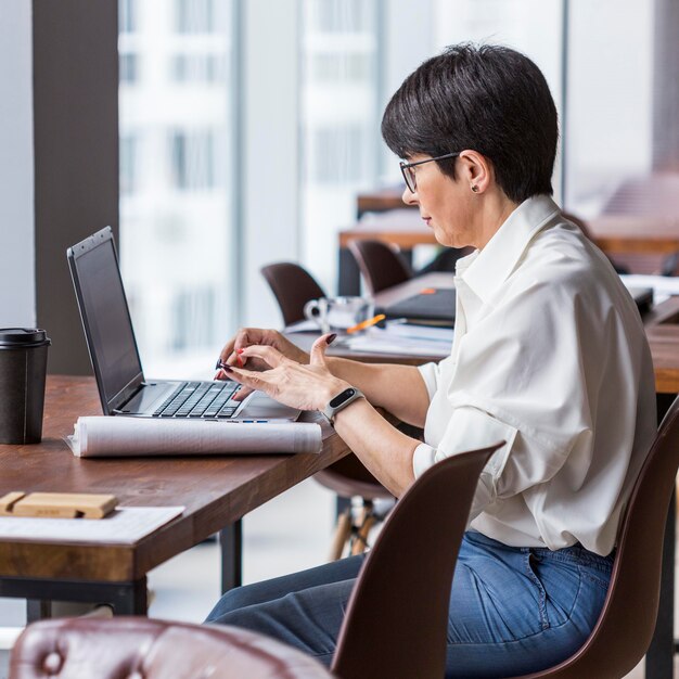 Short haired business woman working at her desk