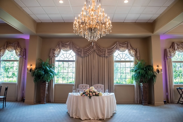 Free photo shot of the bride's and groom's table at the wedding reception