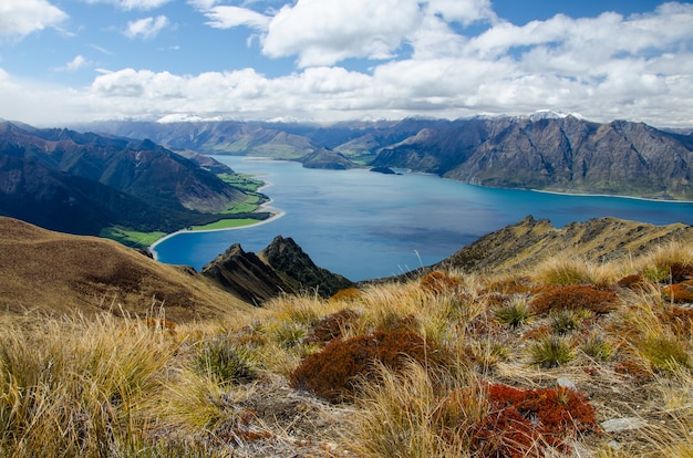 Free photo shot of the isthmus peak and a lake in new zealand