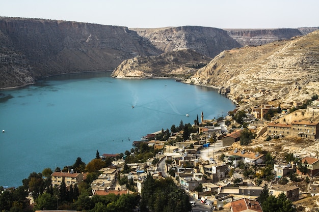 Free photo shot of the lake in the middle of the mountains in halfeti, turkey