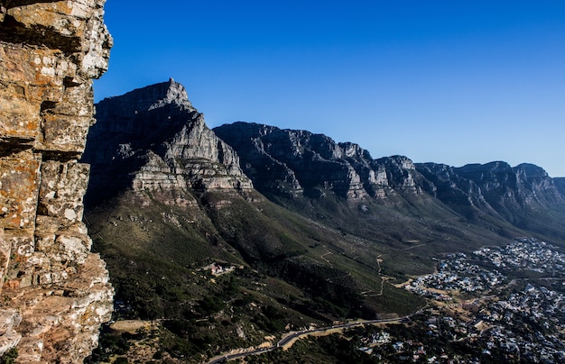 Free photo shot of mountains and a city in table mountain national park, south africa