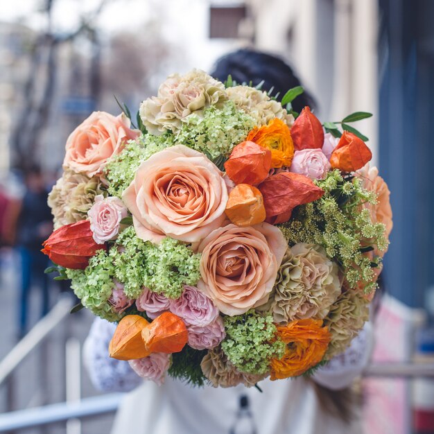 Showing a mixed flower bouquet in the street.