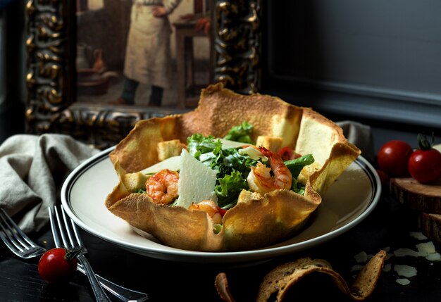 Free photo shrimp salad with cheese and lettuce in crusty flatbread bowl