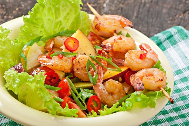 Free Photo shrimp salad with peaches, tomato, avocado and lettuce