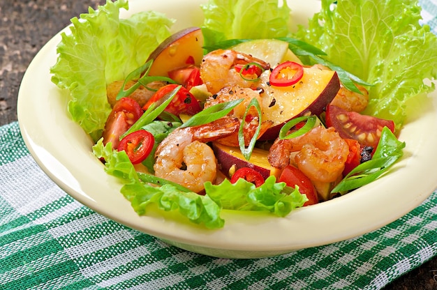 Free photo shrimp salad with peaches, tomato, avocado and lettuce