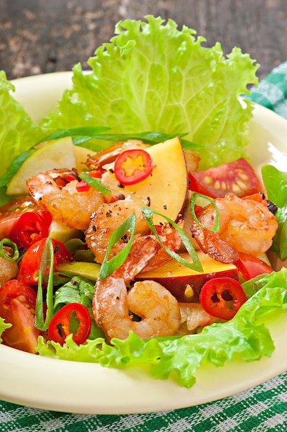 Free photo shrimp salad with peaches, tomato, avocado and lettuce