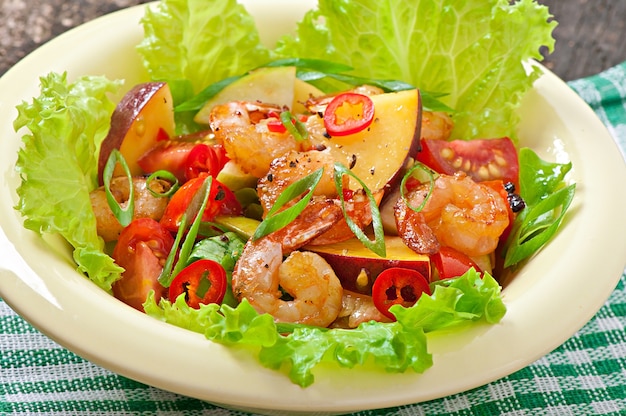 Free photo shrimp salad with peaches, tomato, avocado and lettuce