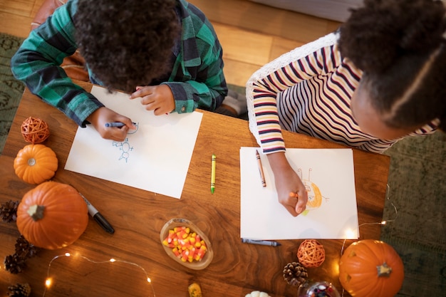 Free photo siblings drawing together before the thanksgiving dinner