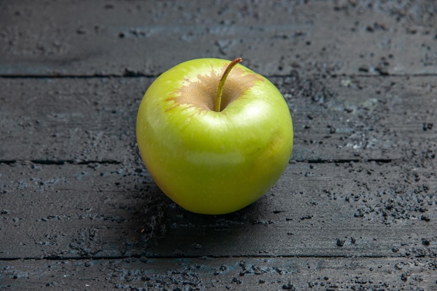 Free photo side close-up view green apple appetizing green apple on dark background