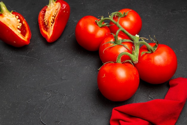 Free photo side close-up view vegetables red bell peppers tomatoes with pedicels tablecloth