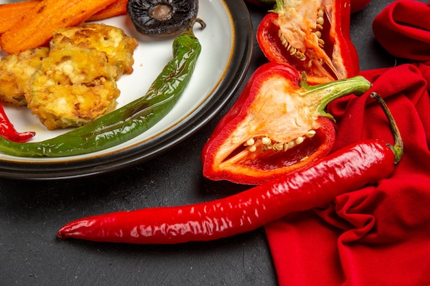 Free Photo side close-up view vegetables roasted vegetables hot peppers bell peppers on the tablecloth