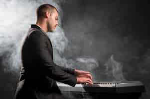 Free photo side view artistic musician and smoke effect