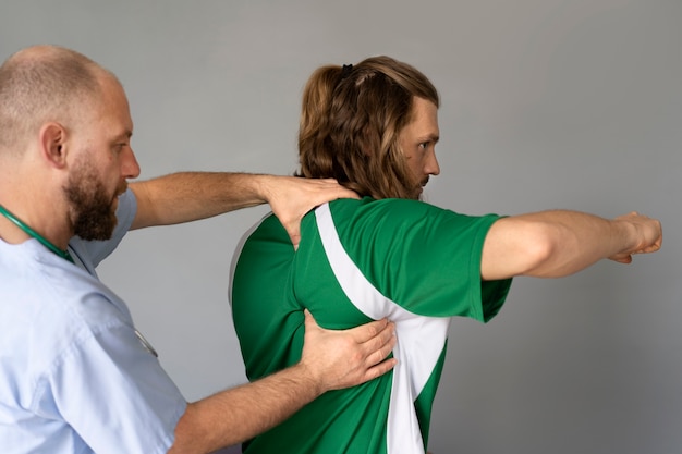 Free photo side view athlete doing physiotherapy