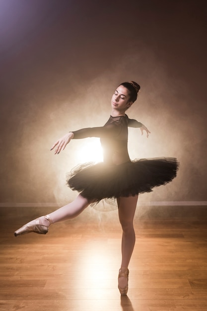 Free photo side view ballerina dancing