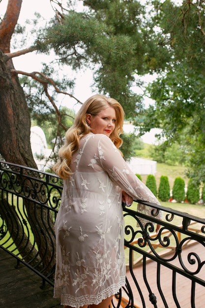 Free Photo side view beautiful bride posing