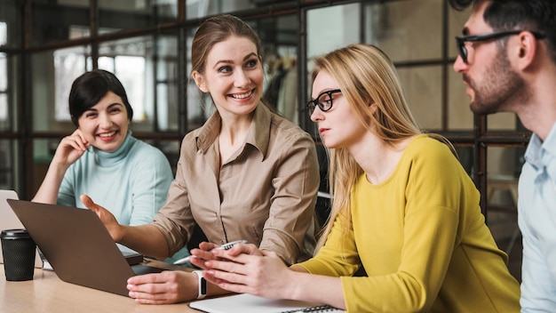 Free photo side view of businesspeople during a meeting indoors