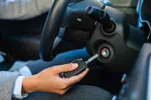 Free photo side view of businesswoman using keys to turn on the car