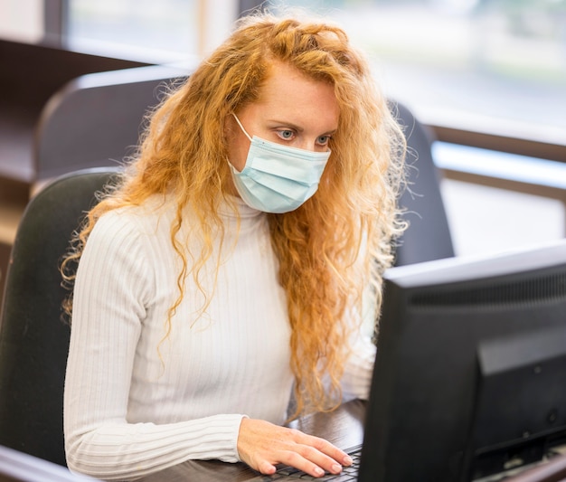 Side view businesswoman wearing medical mask