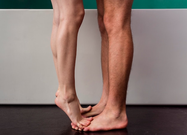 Free photo side view of couple barefoot in bathroom